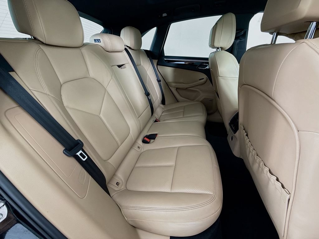 Certified 2022 Porsche Macan AWD/4WD image 29