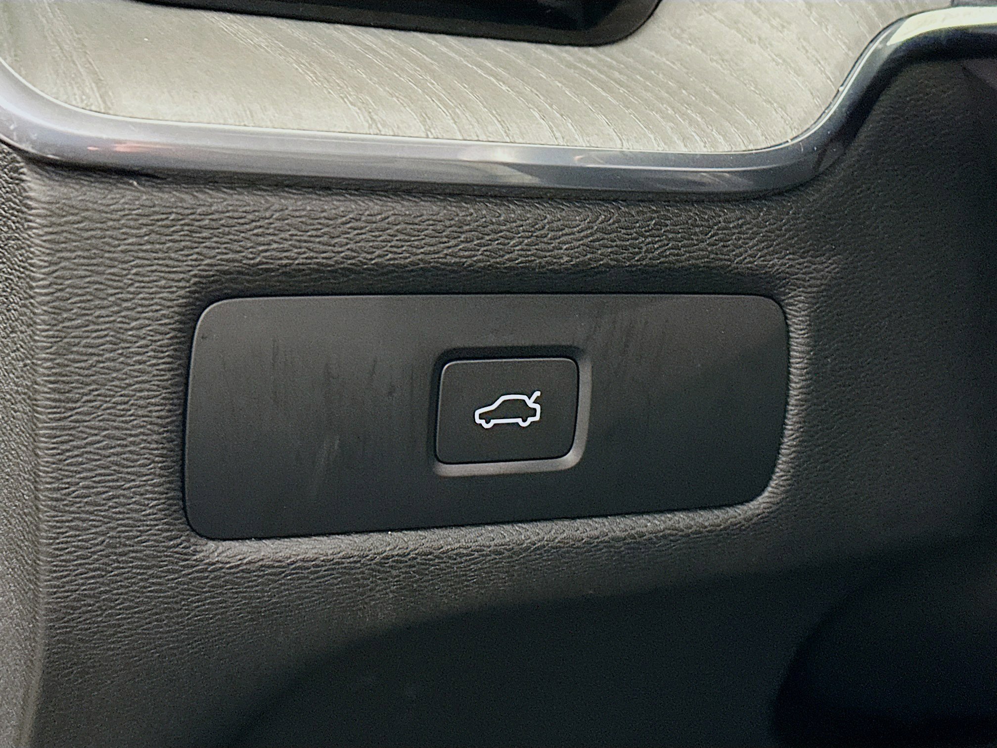 Used 2025 Volvo XC60 B5 Plus image 16