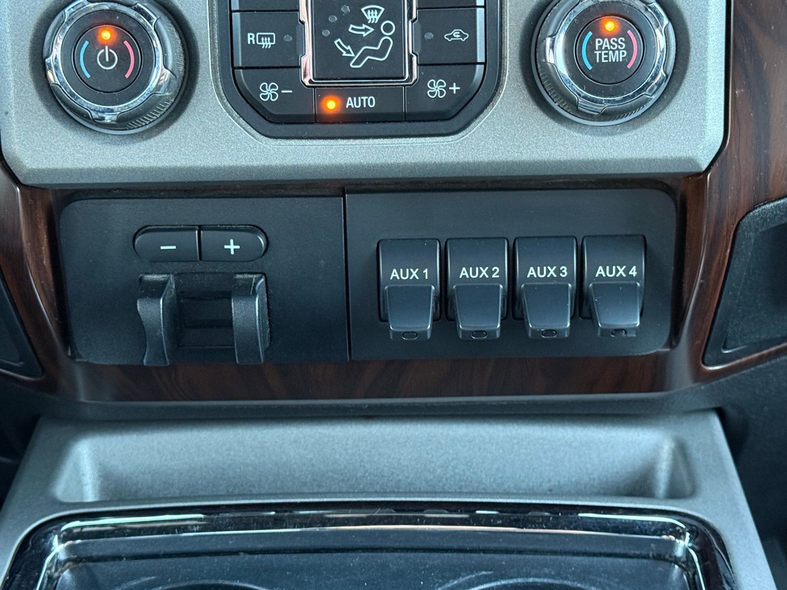 Used 2015 Ford F350 Lariat w/ Lariat Chrome Package image 22