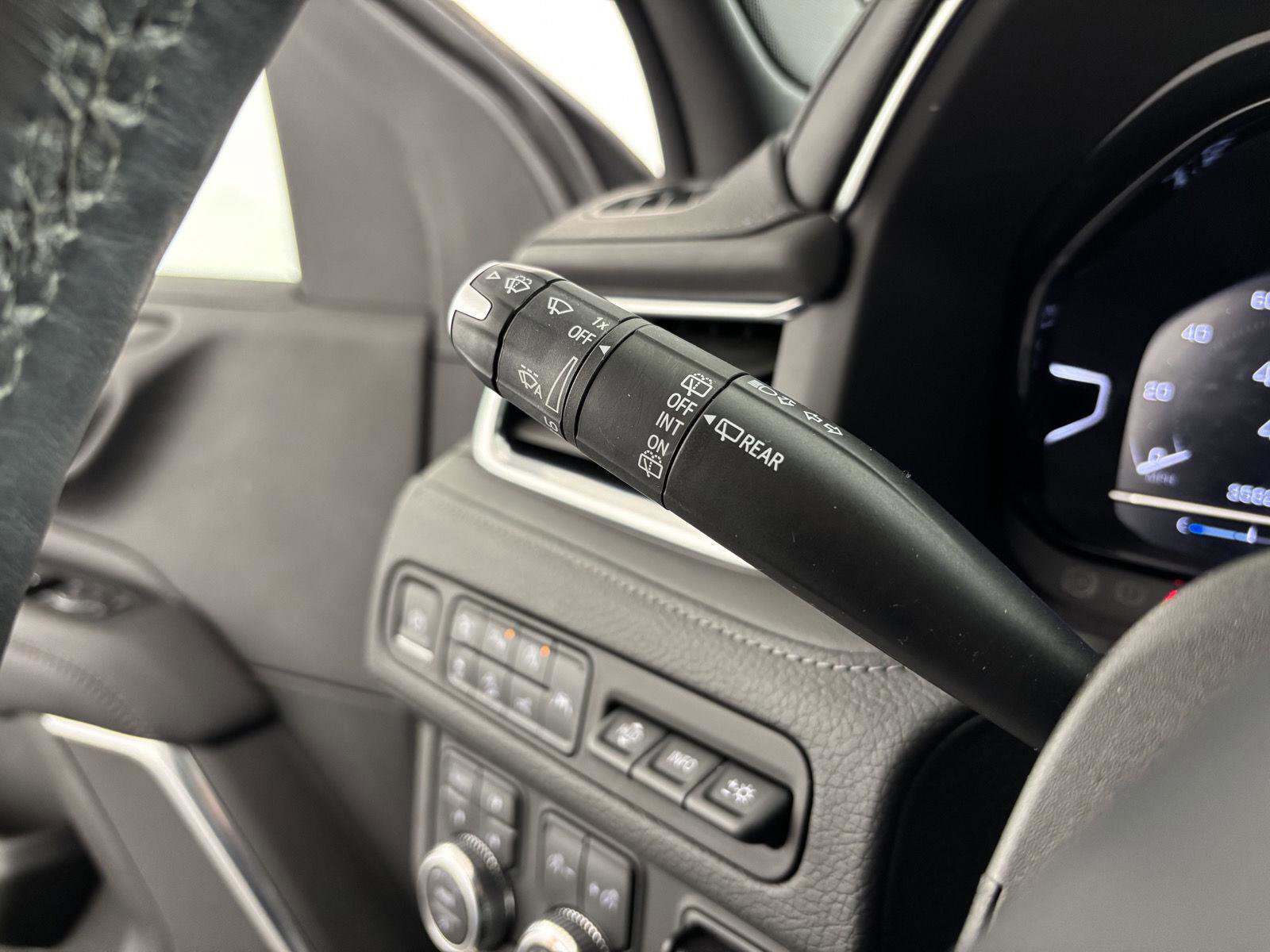 Used 2023 GMC Yukon Denali w/ Advanced Technology Package image 32