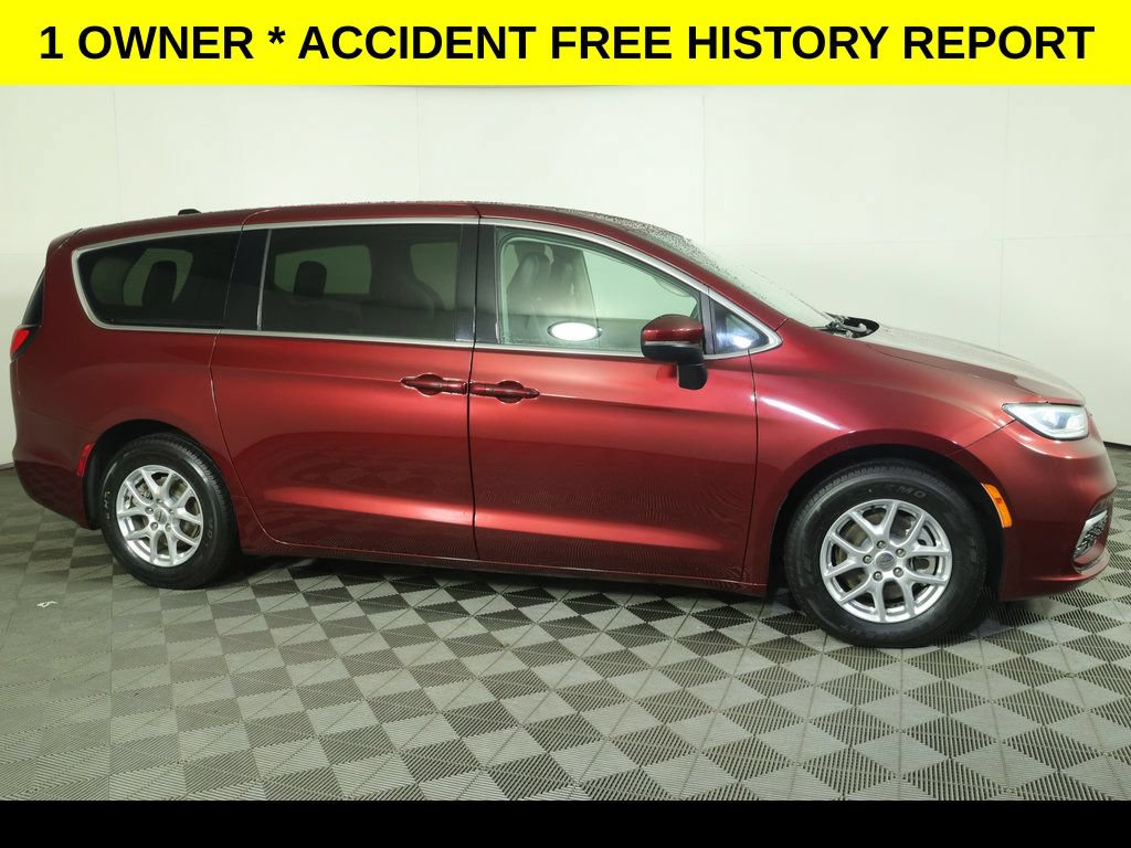 Used 2023 Chrysler Pacifica Touring-L FWD image 2