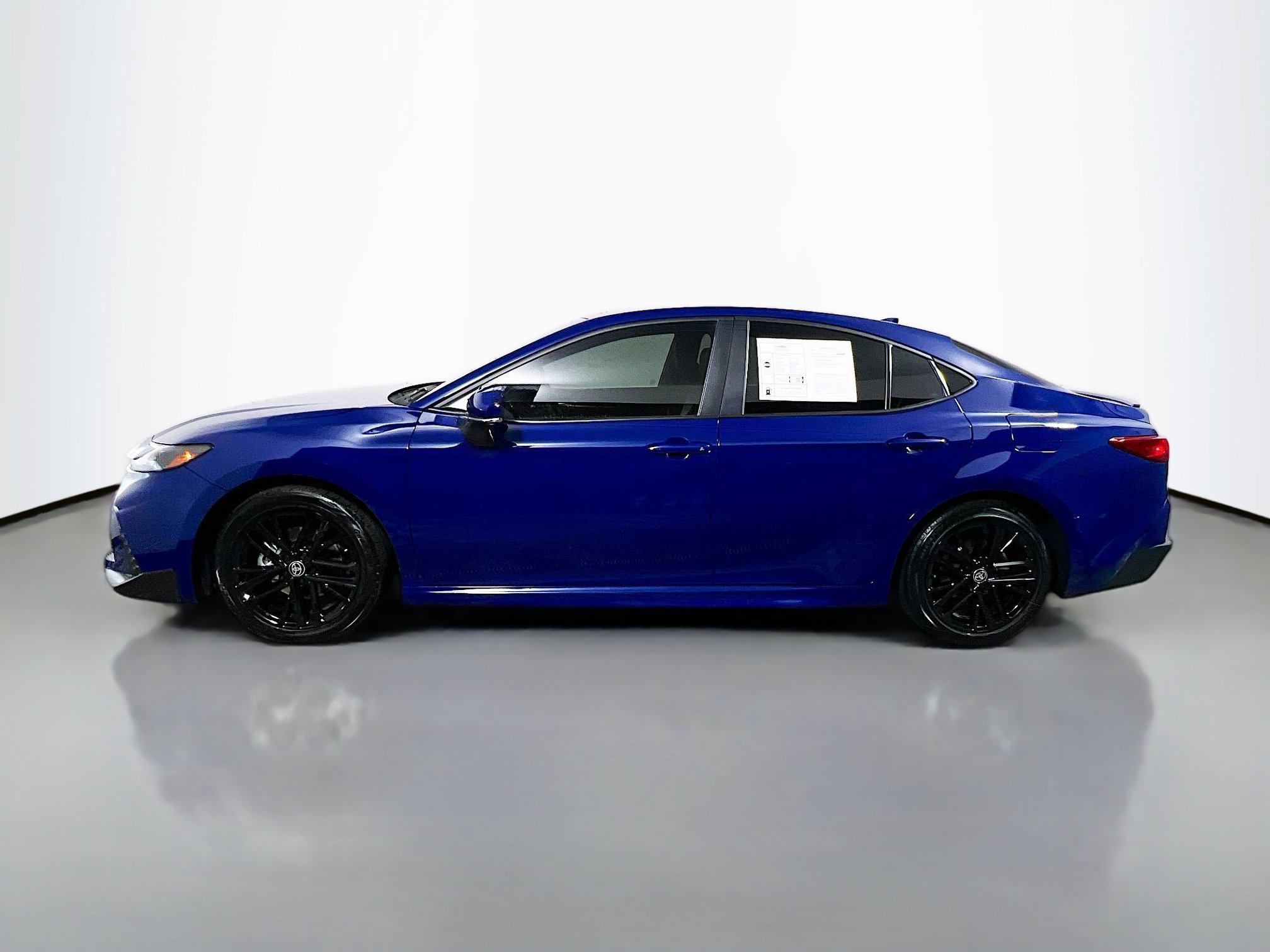Used 2025 Toyota Camry SE w/ Convenience Package FWD image 9