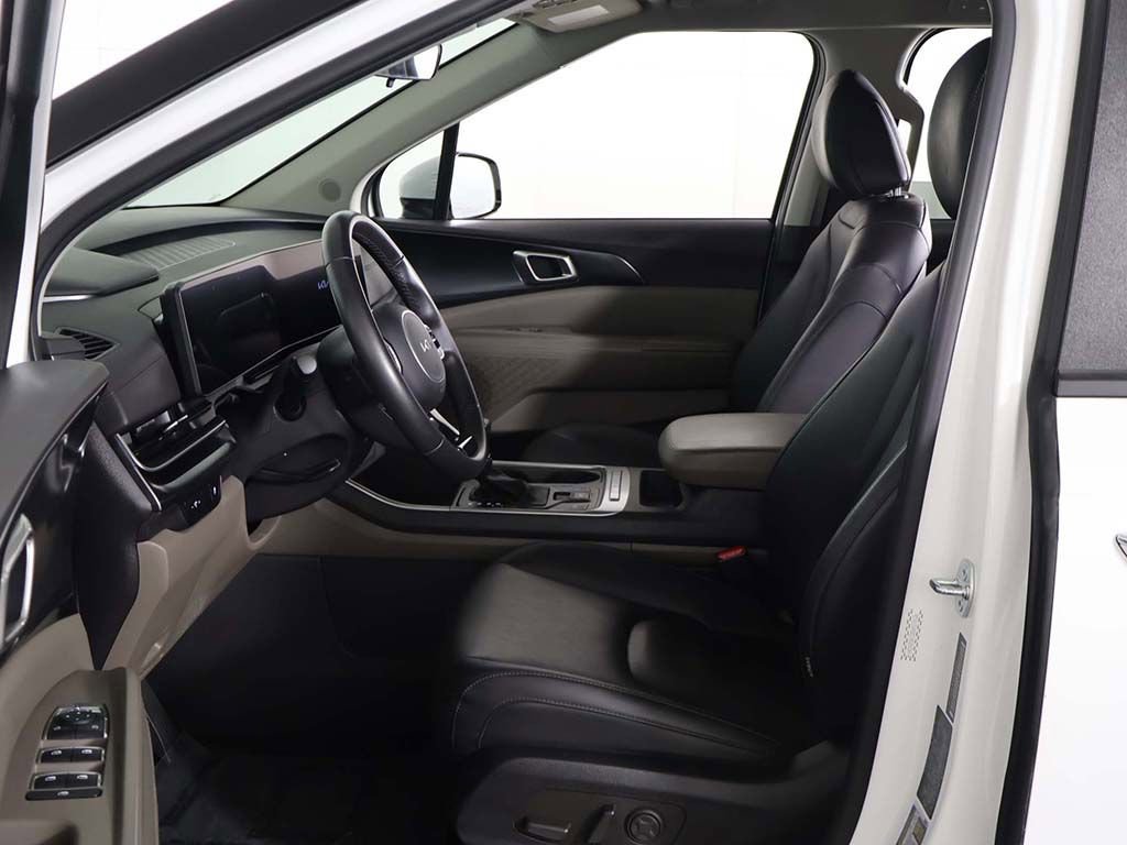Used 2025 Kia Carnival FWD image 23