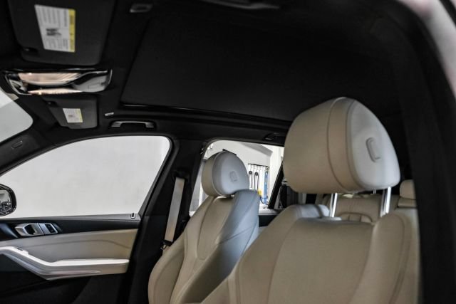 Used 2022 BMW X5 xDrive40i w/ M Sport Package AWD/4WD image 7
