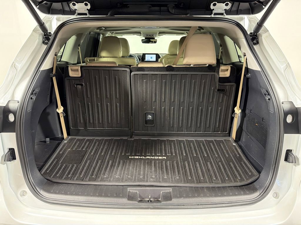 Used 2025 Toyota Highlander XLE AWD/4WD image 19
