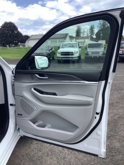 Certified 2023 Jeep Grand Cherokee Overland w/ Luxury Tech Group IV AWD/4WD image 20