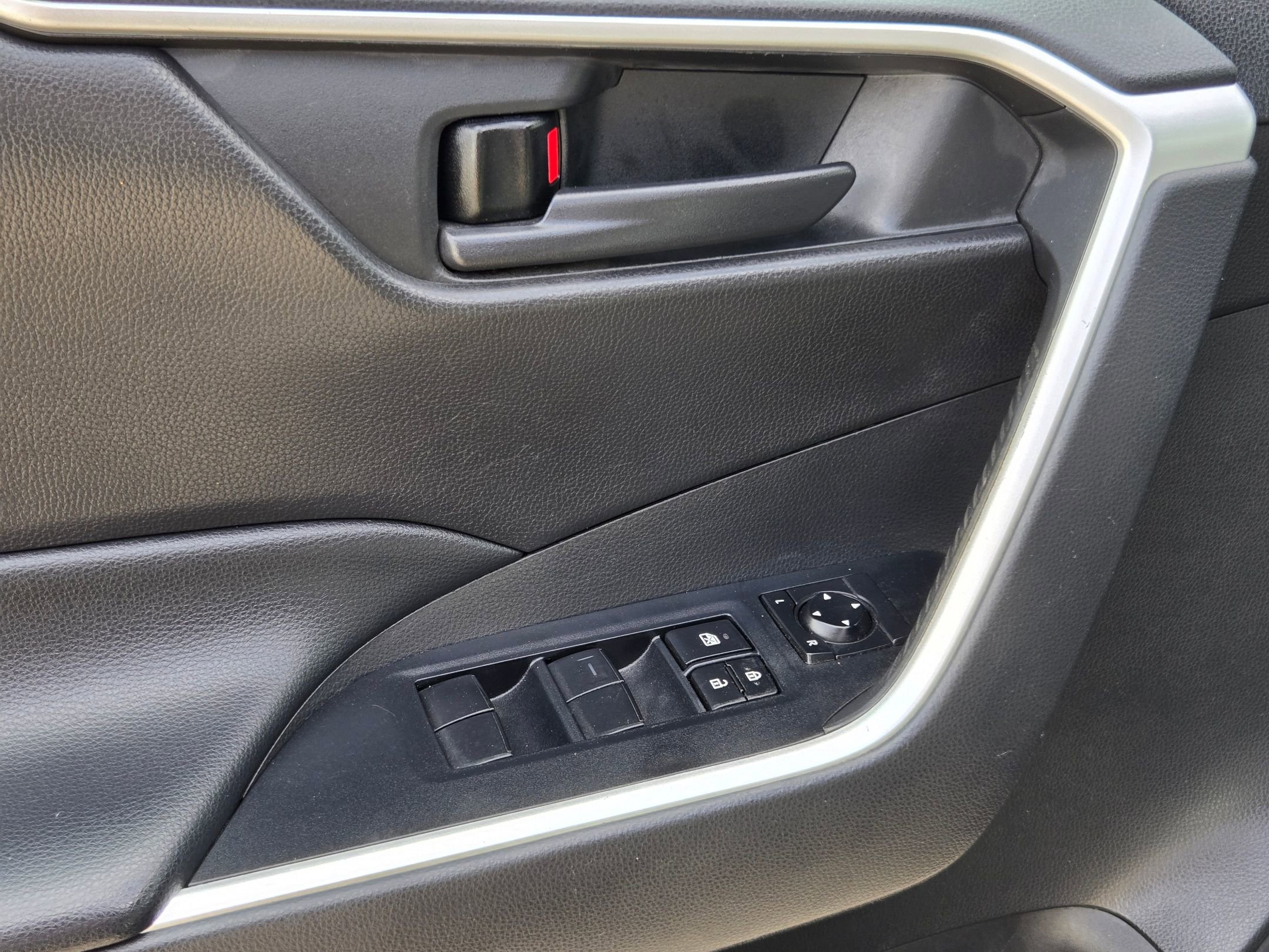 Used 2021 Toyota RAV4 LE image 21