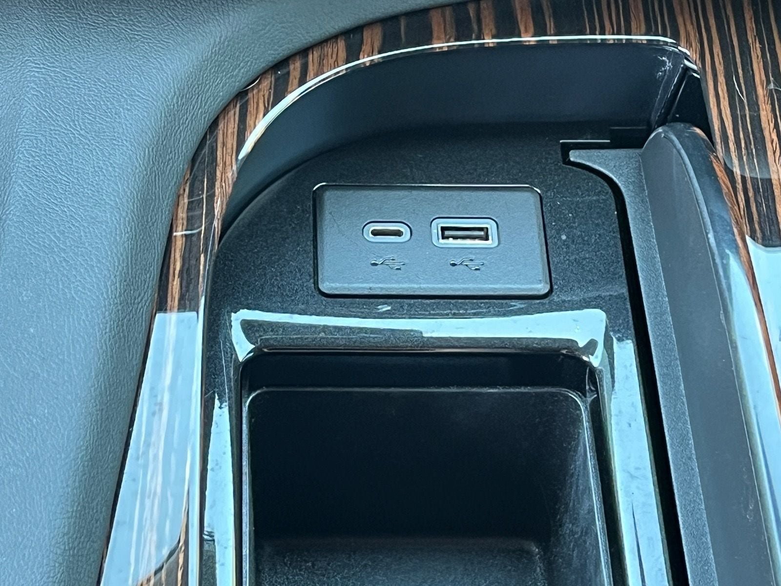 Used 2022 Cadillac Escalade ESV Premium Luxury w/ Performance Package AWD/4WD image 23