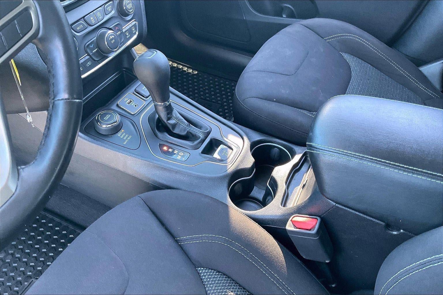 Used 2019 Jeep Cherokee Latitude w/ Cold Weather Group AWD/4WD image 20