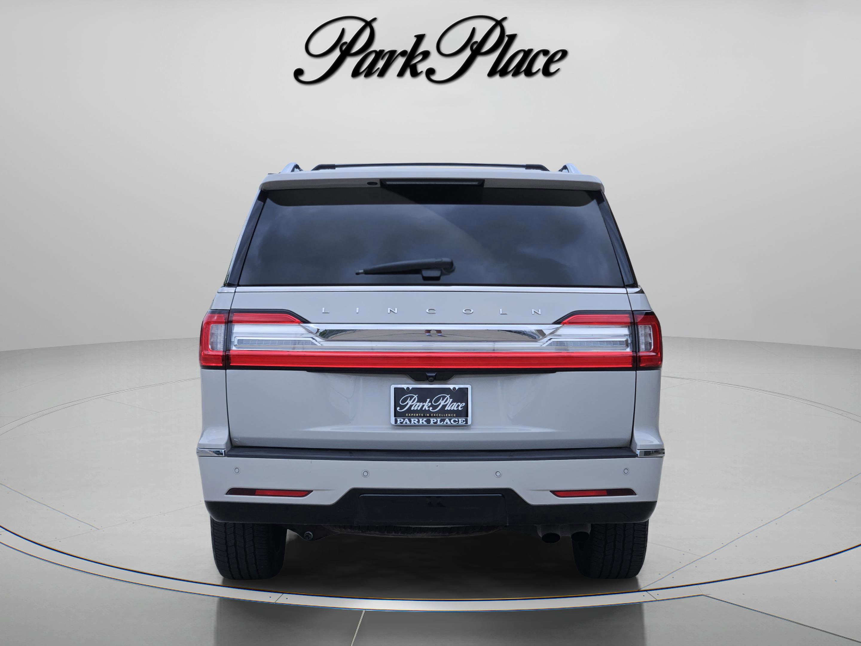 Used 2019 Lincoln Navigator Reserve image 4