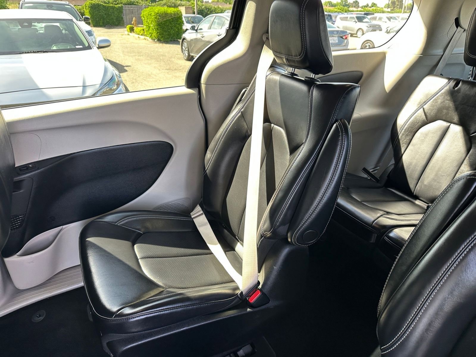 Used 2023 Chrysler Pacifica Touring-L image 41