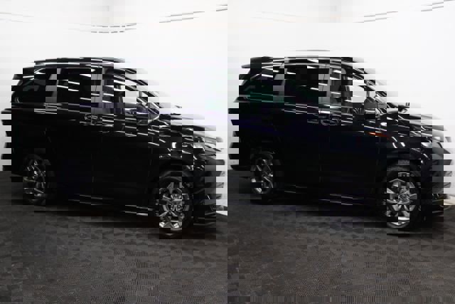 Used 2024 Toyota Sienna LE image 4