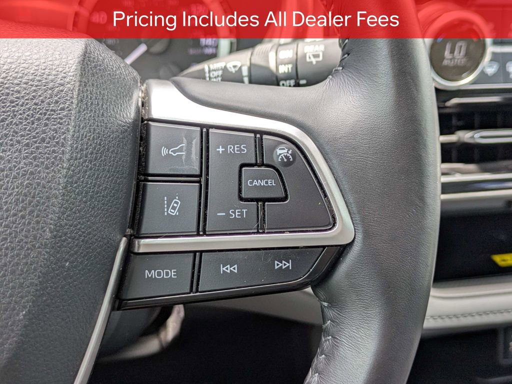 Used 2023 Toyota Highlander XLE FWD image 29