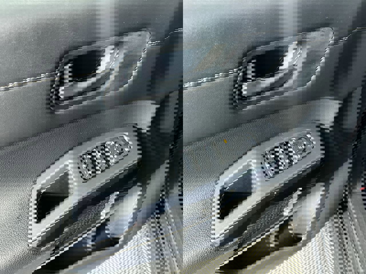 Used 2024 Nissan Pathfinder SV image 14