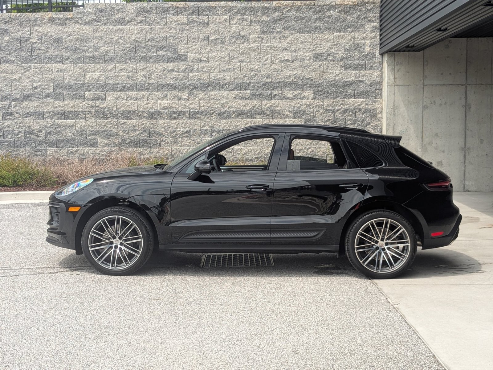 New 2026 Porsche Macan AWD/4WD image 2