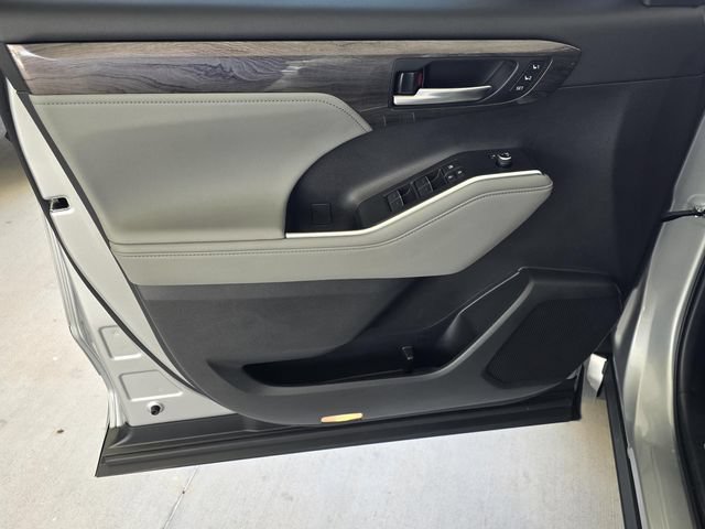 Certified 2024 Toyota Highlander Limited FWD image 37