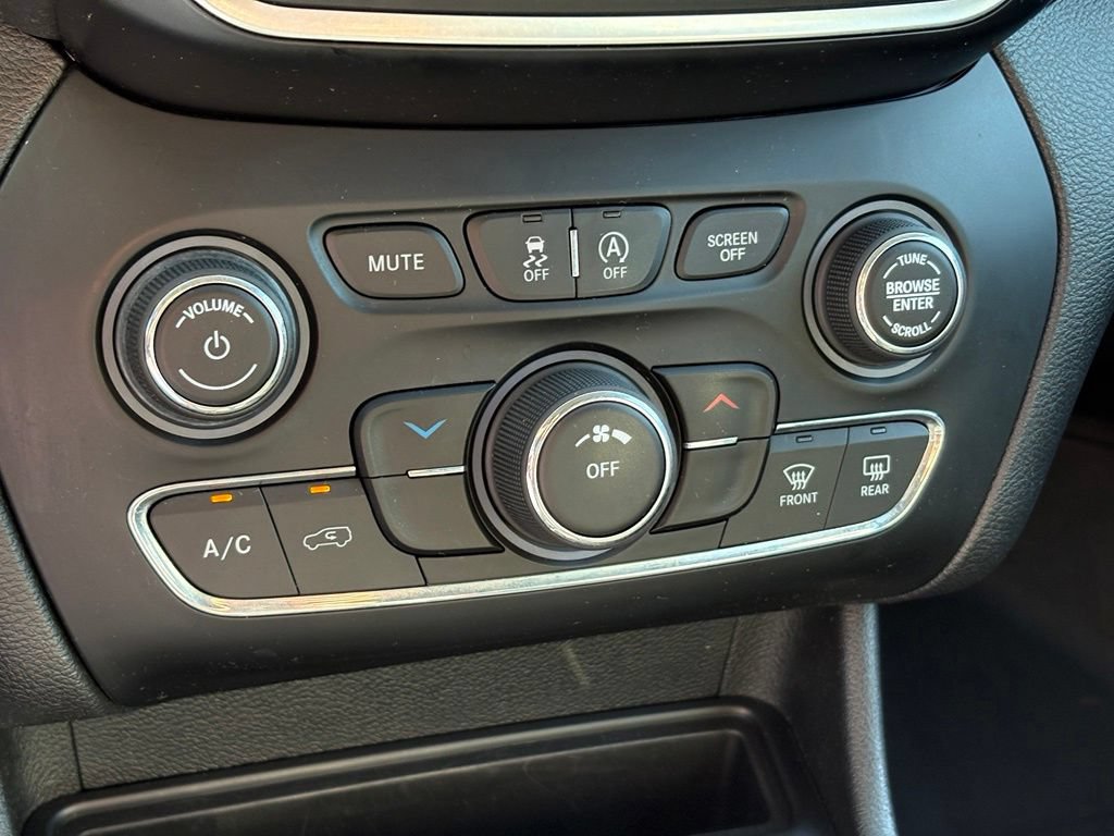 Used 2019 Jeep Cherokee Latitude Plus w/ Cold Weather Group AWD/4WD image 12