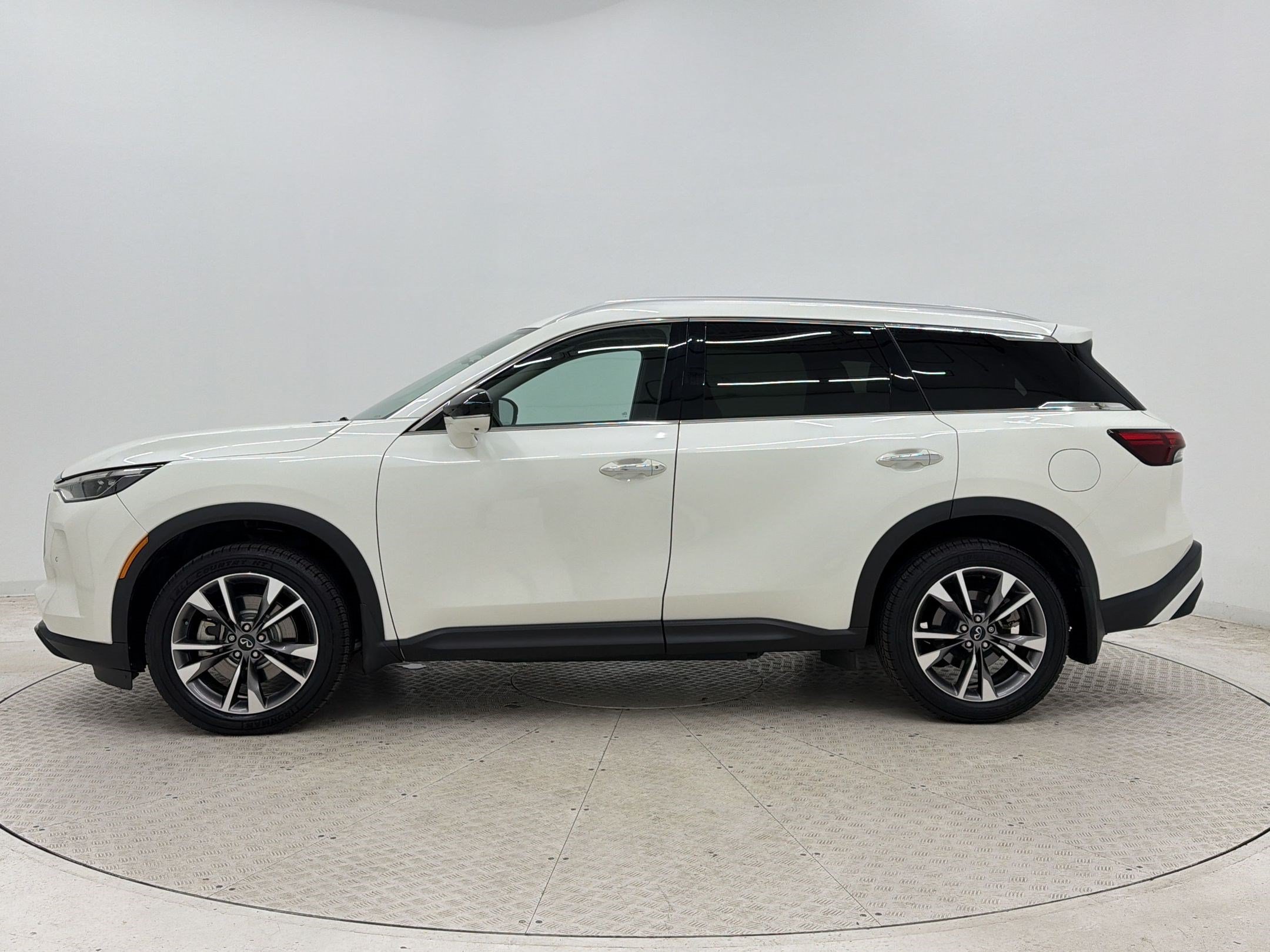 Used 2024 INFINITI QX60 Luxe FWD image 2
