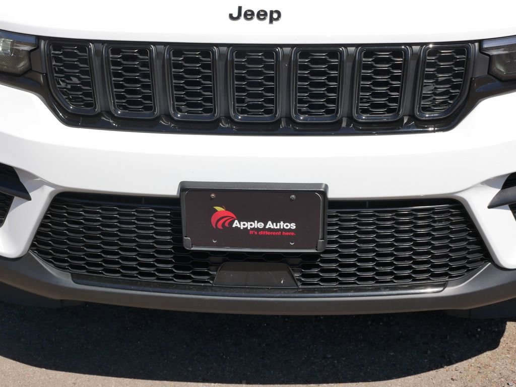 Used 2023 Jeep Grand Cherokee Altitude AWD/4WD image 8