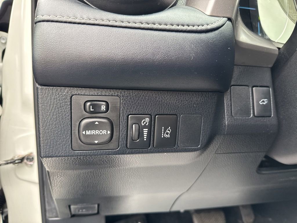 Used 2018 Toyota RAV4 Limited image 19
