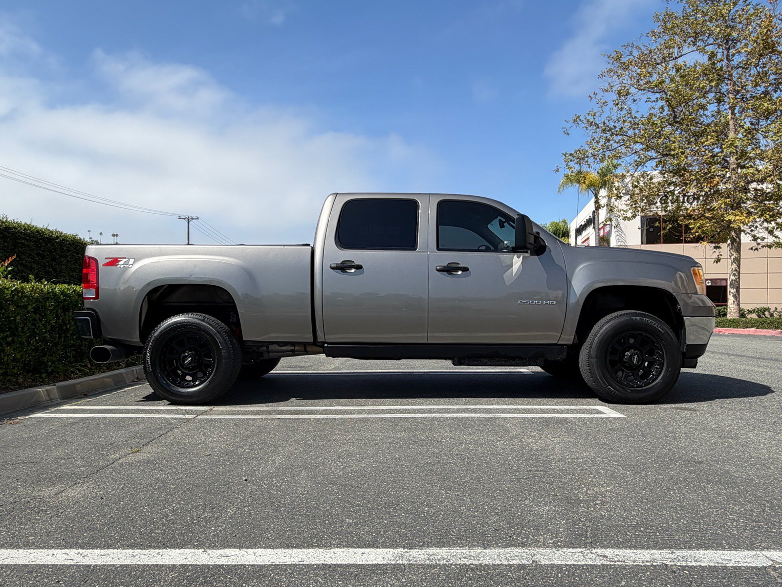 Used 2013 GMC Sierra 2500 SLE w/ SLE Preferred Package AWD/4WD image 4