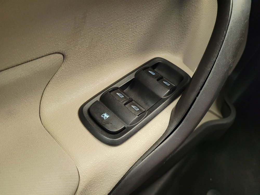 Used 2015 Ford Fiesta SE image 27