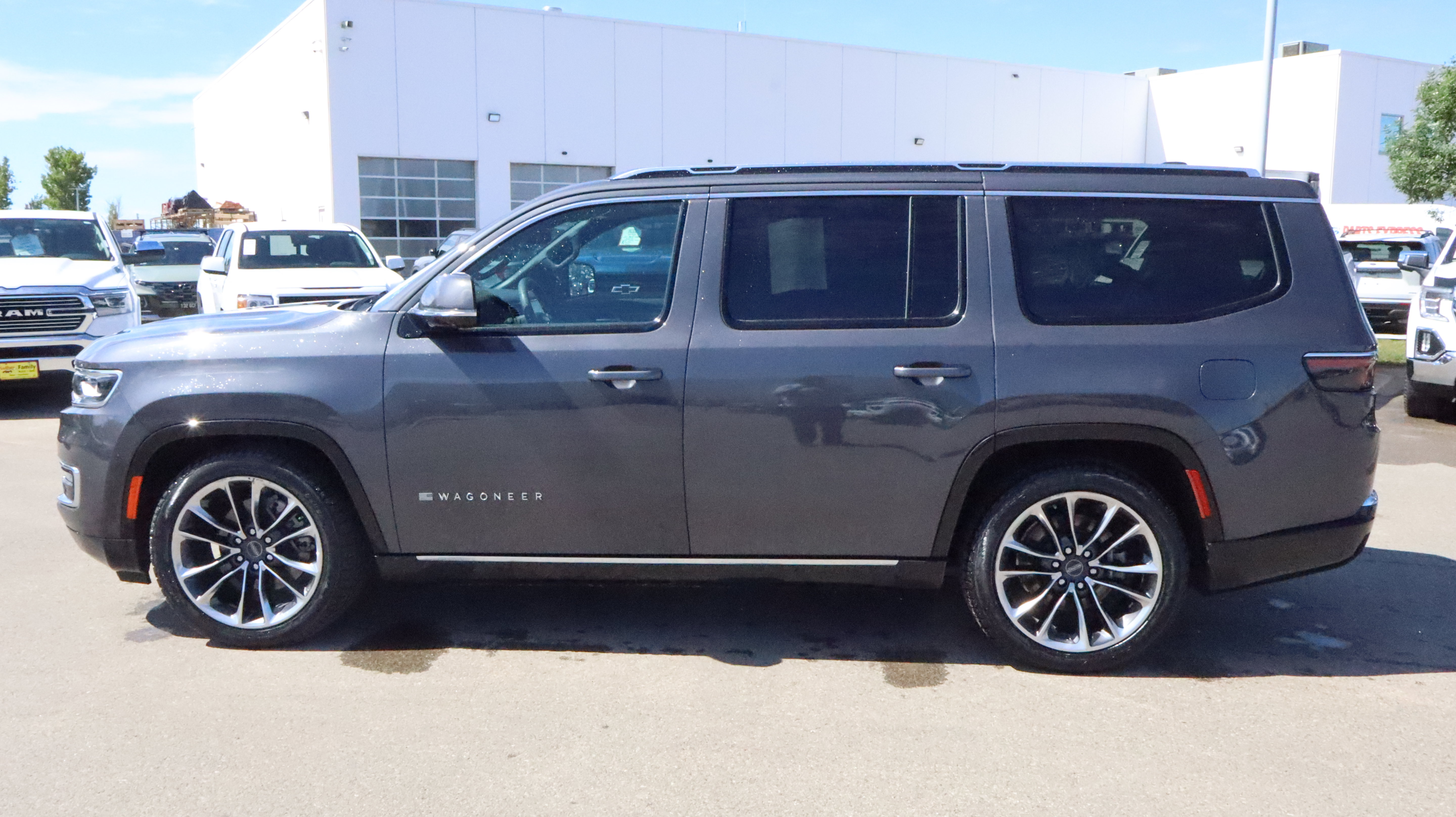 Used 2022 Jeep Wagoneer Series III w/ Premium Group I AWD/4WD image 4