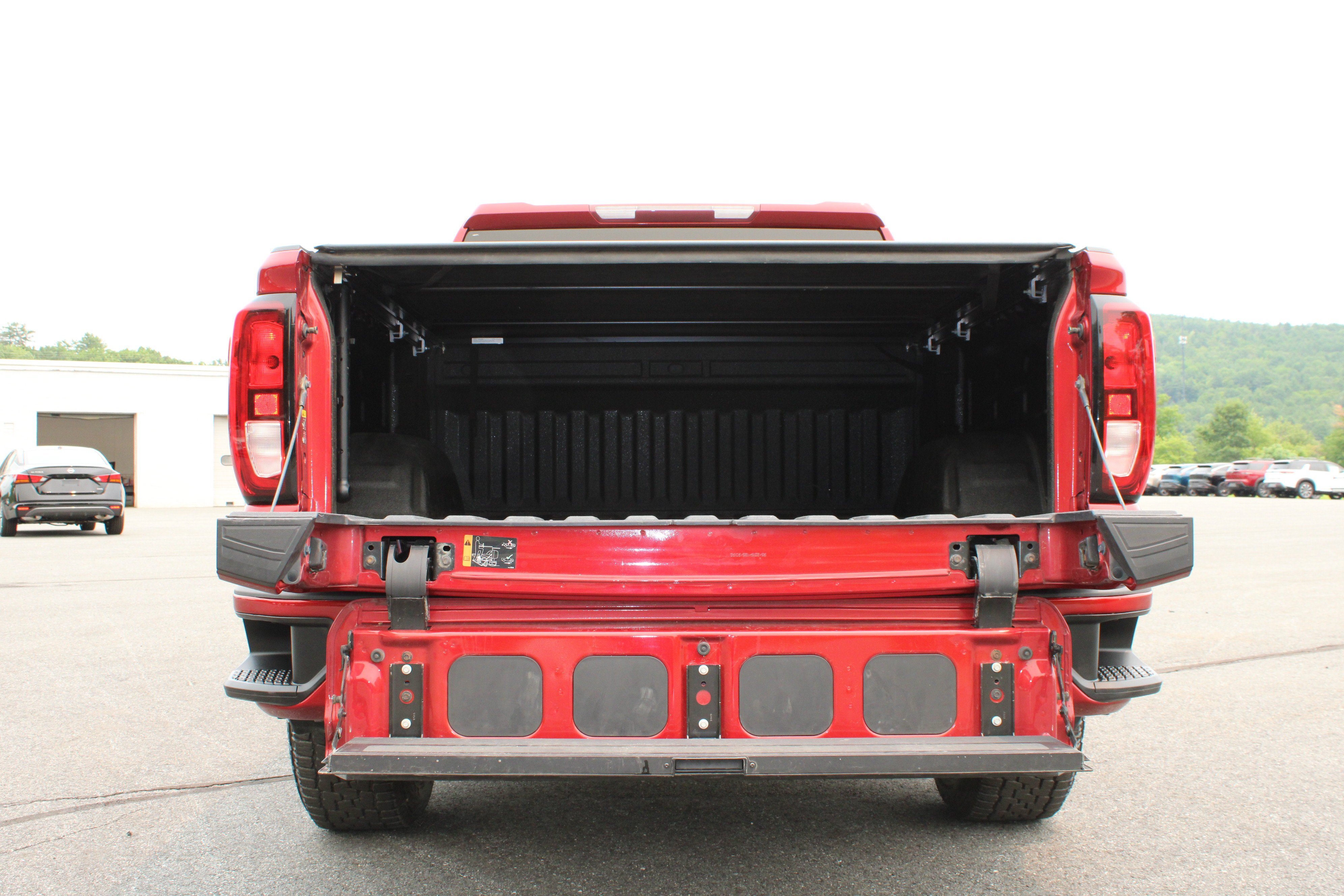 Used 2021 GMC Sierra 1500 Elevation w/ LPO, Elevation Black Package AWD/4WD image 10