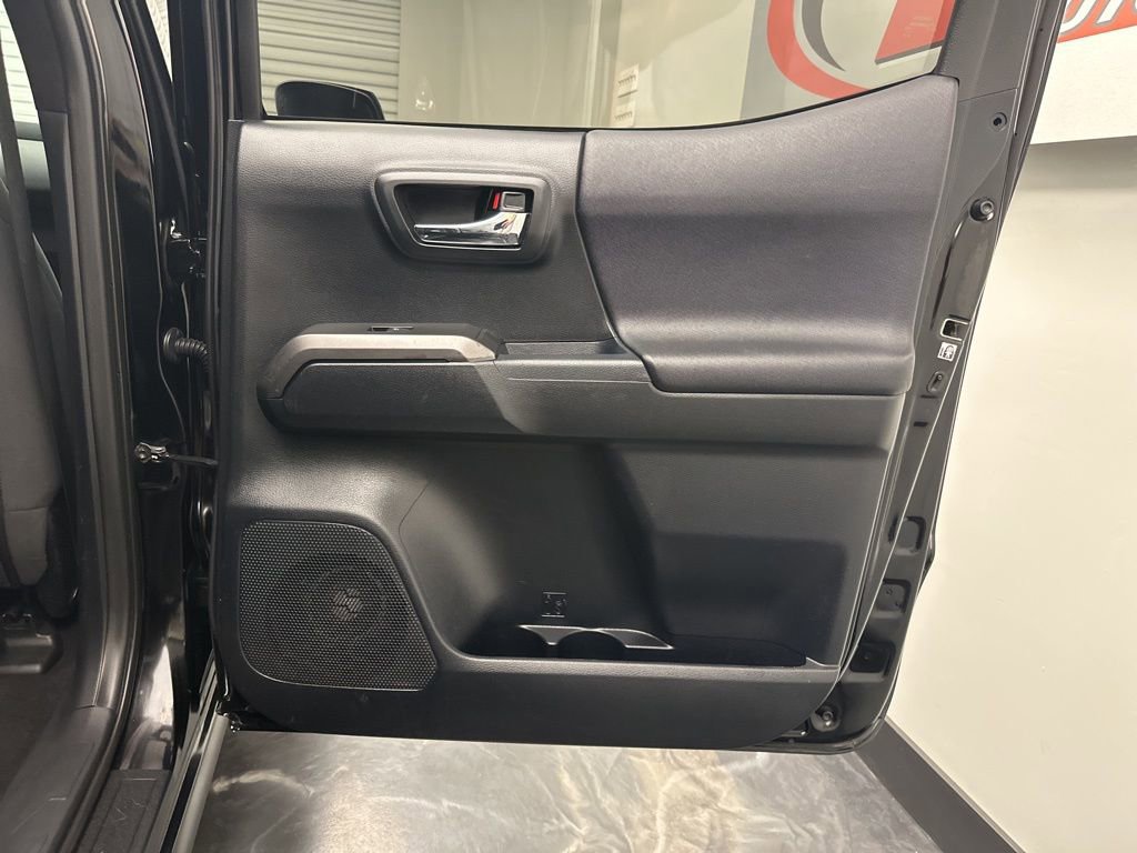 Used 2016 Toyota Tacoma TRD Off-Road AWD/4WD image 12
