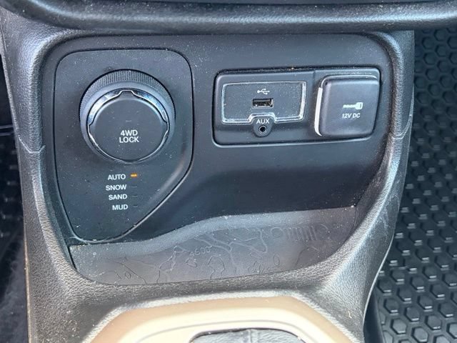 Used 2017 Jeep Renegade Latitude AWD/4WD image 23