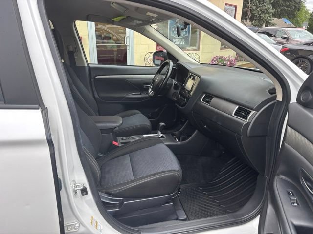 Used 2016 Mitsubishi Outlander SE FWD image 19