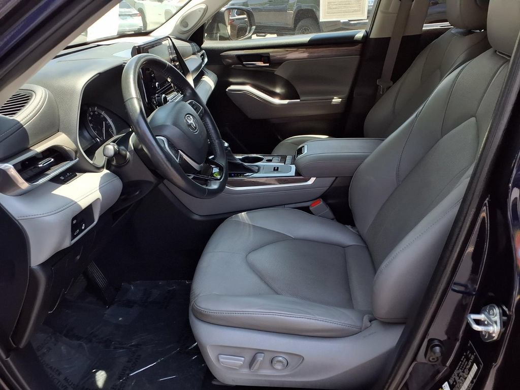 Used 2022 Toyota Highlander Limited FWD image 16