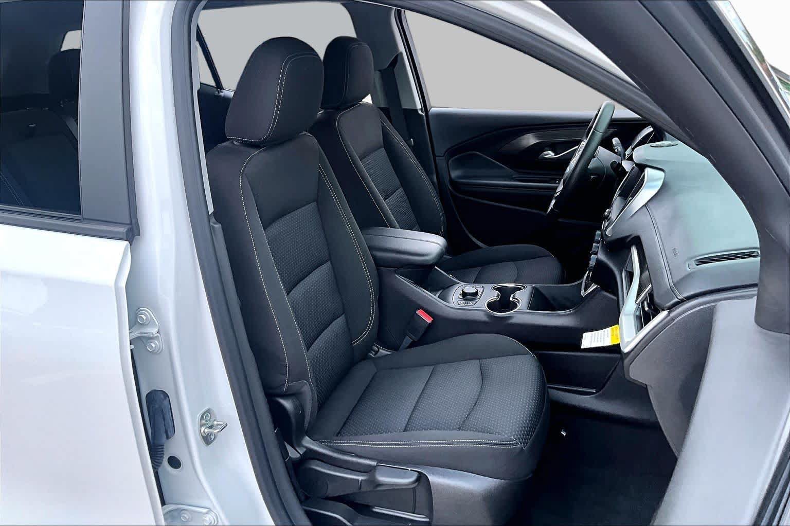 Used 2024 GMC Terrain SLE w/ Driver Convenience Package FWD image 9