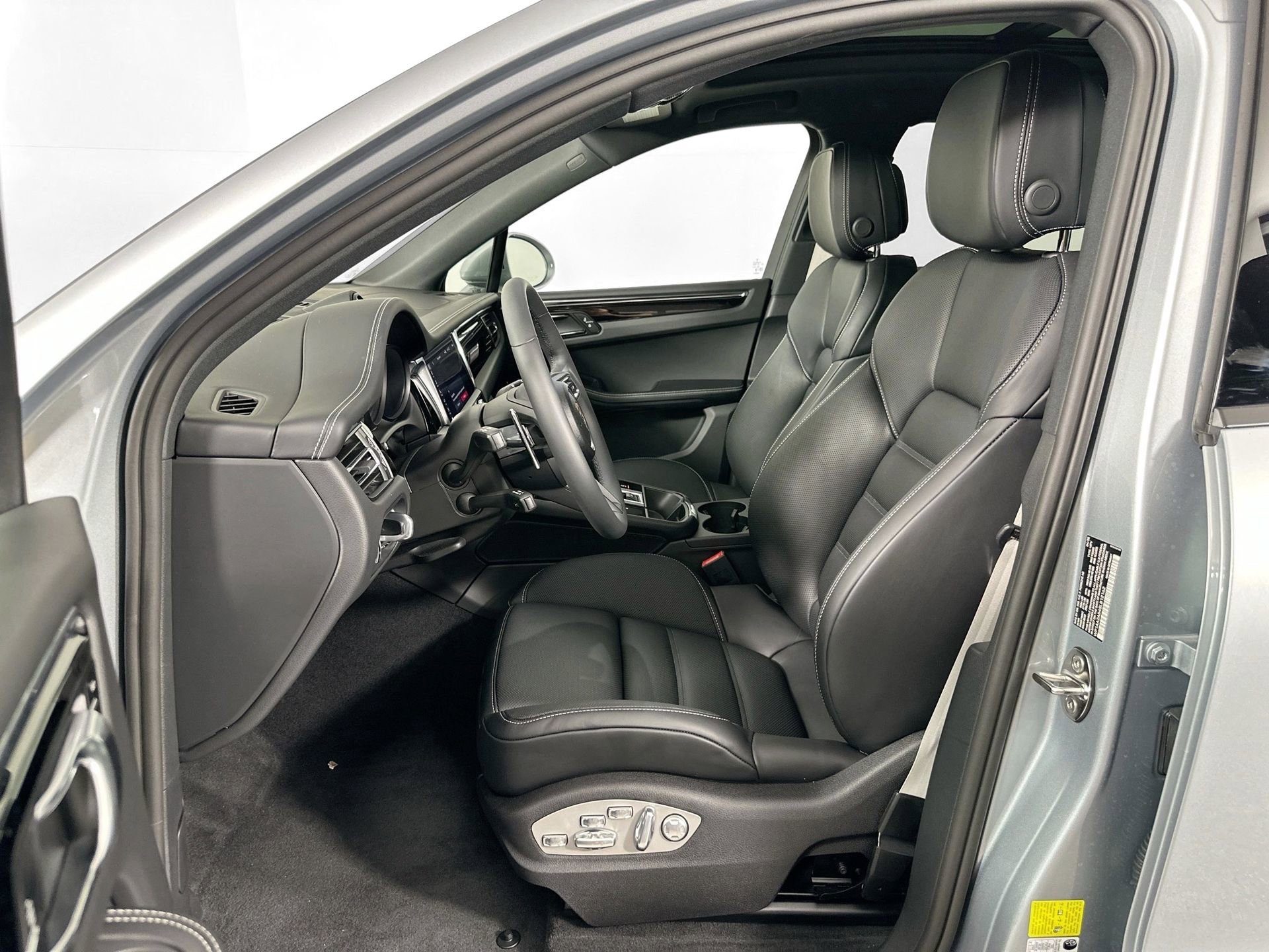 Certified 2025 Porsche Macan image 5