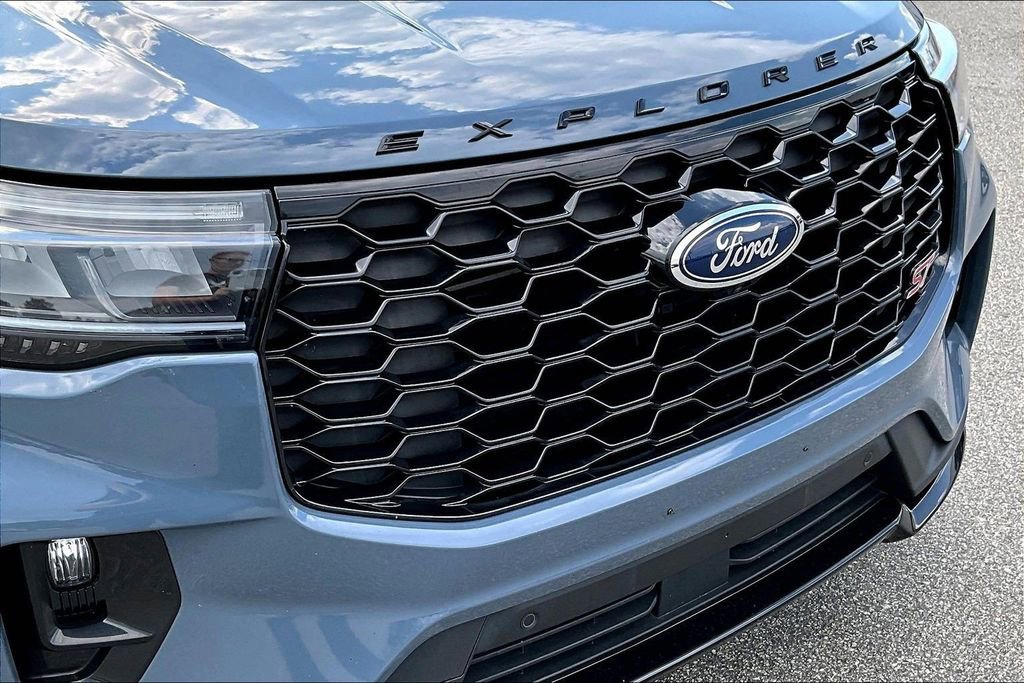 Used 2025 Ford Explorer ST AWD/4WD image 35