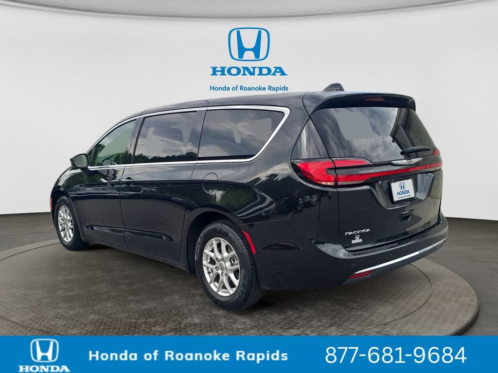 Used 2023 Chrysler Pacifica Touring-L FWD image 3