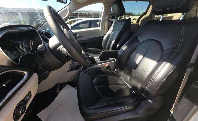 Used 2023 Chrysler Pacifica Touring-L image 7