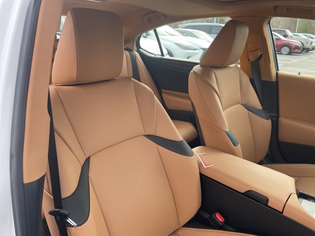Used 2025 Lexus ES 300h w/ Premium Package image 7