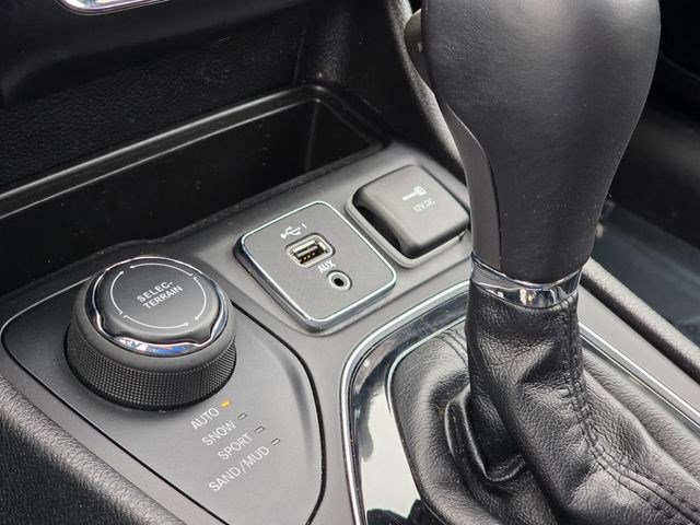 Used 2020 Jeep Cherokee Limited w/ Technology Group AWD/4WD image 34