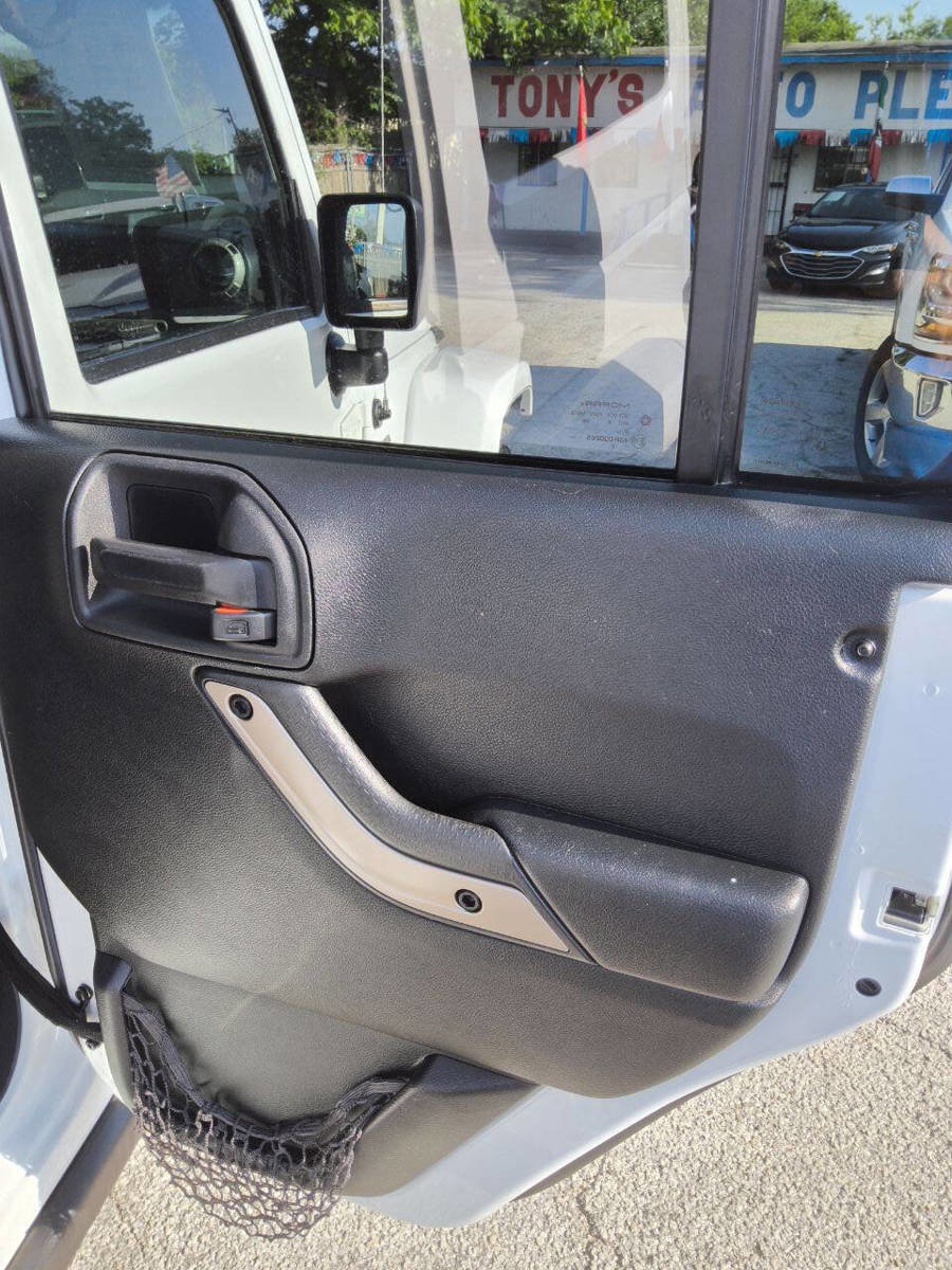 Used 2016 Jeep Wrangler Unlimited Sahara AWD/4WD image 21