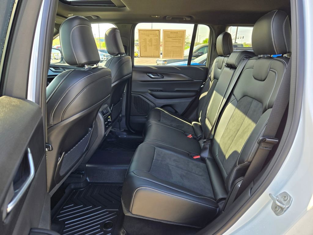 Used 2025 Jeep Grand Cherokee Altitude image 29