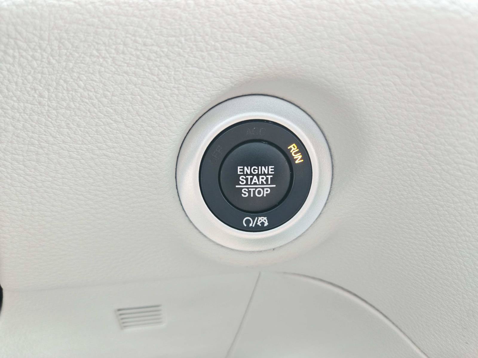 Used 2024 Chrysler Pacifica Limited FWD image 35