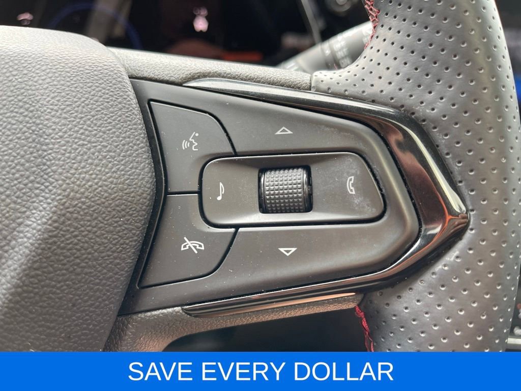 Used 2025 Chevrolet Trax RS w/ Sunroof Package FWD image 19