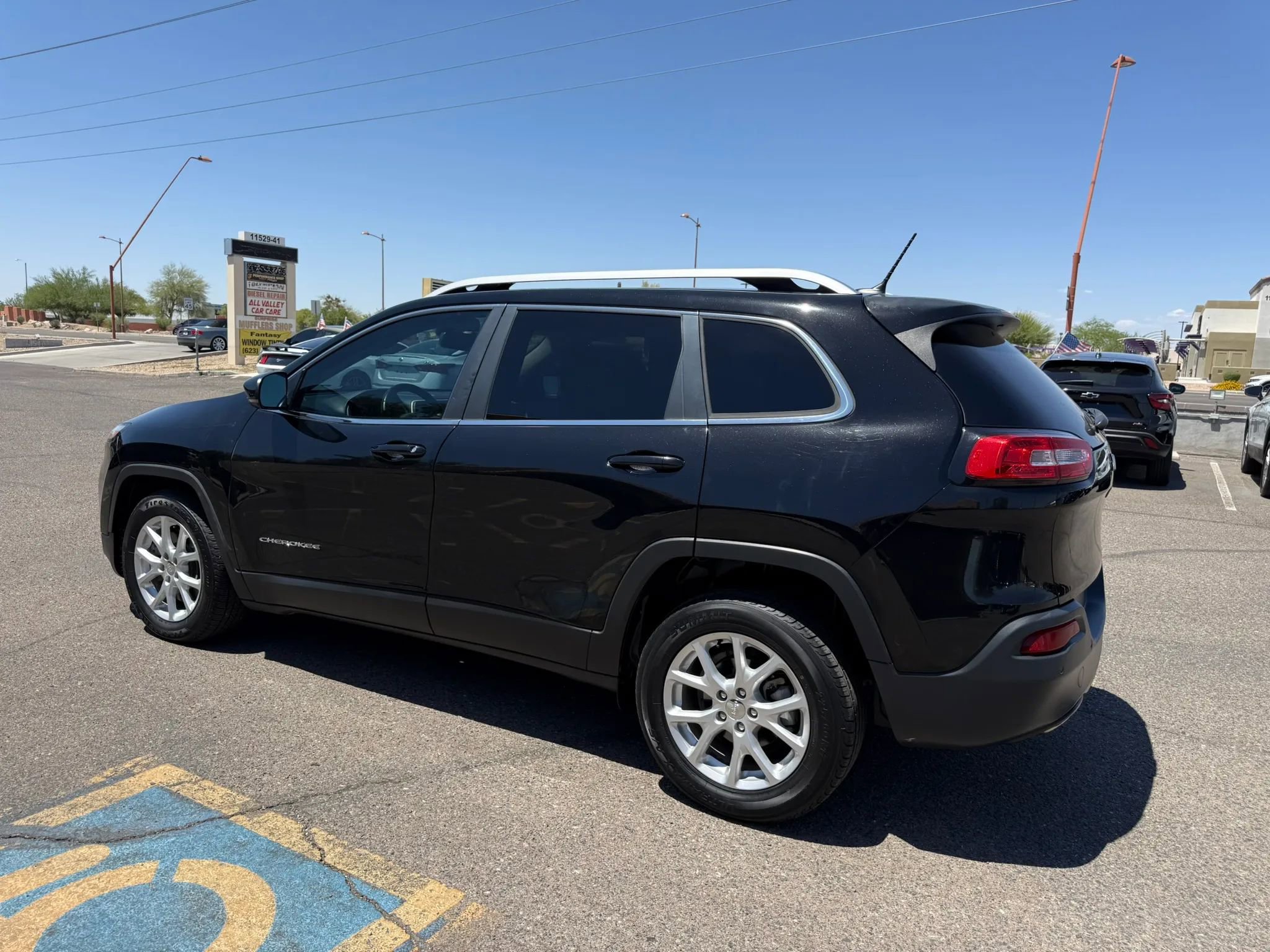 Used 2017 Jeep Cherokee Latitude w/ Safety/Convenience Group FWD image 7