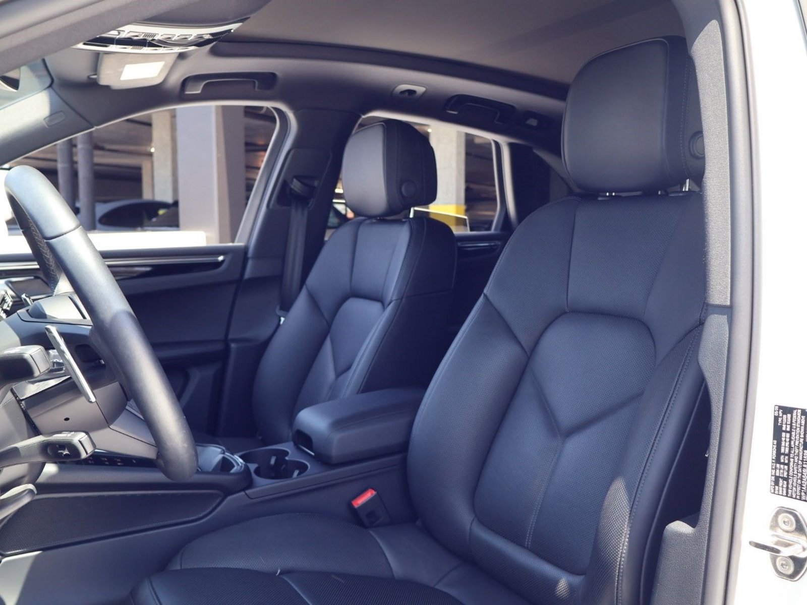 Certified 2025 Porsche Macan AWD/4WD image 5