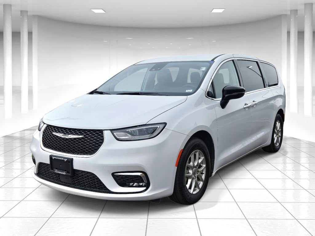 Used 2024 Chrysler Pacifica Touring-L image 8