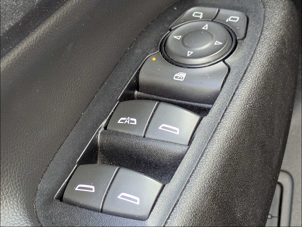 Used 2018 Chevrolet Equinox Premier FWD image 25