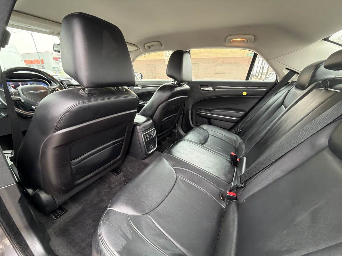 Used 2015 Chrysler 300 Limited w/ Driver Convenience Group image 17