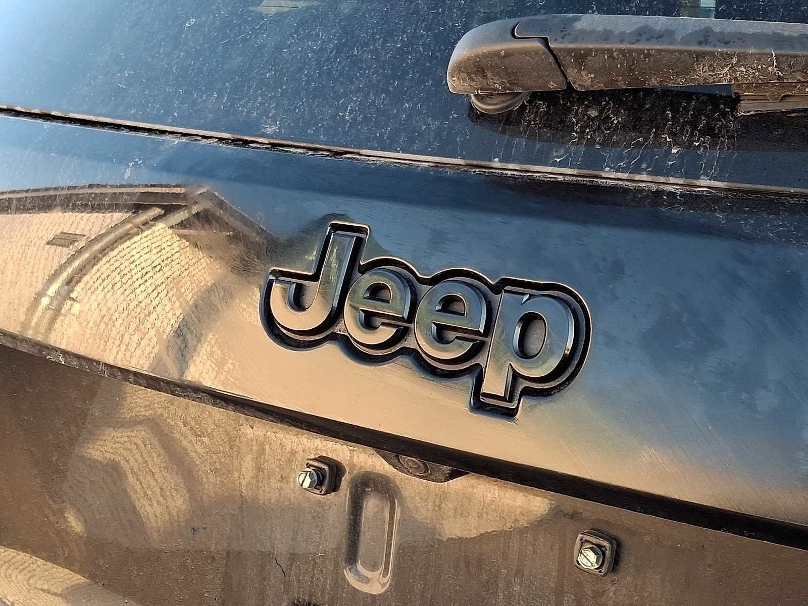 Used 2022 Jeep Grand Cherokee Laredo X image 5