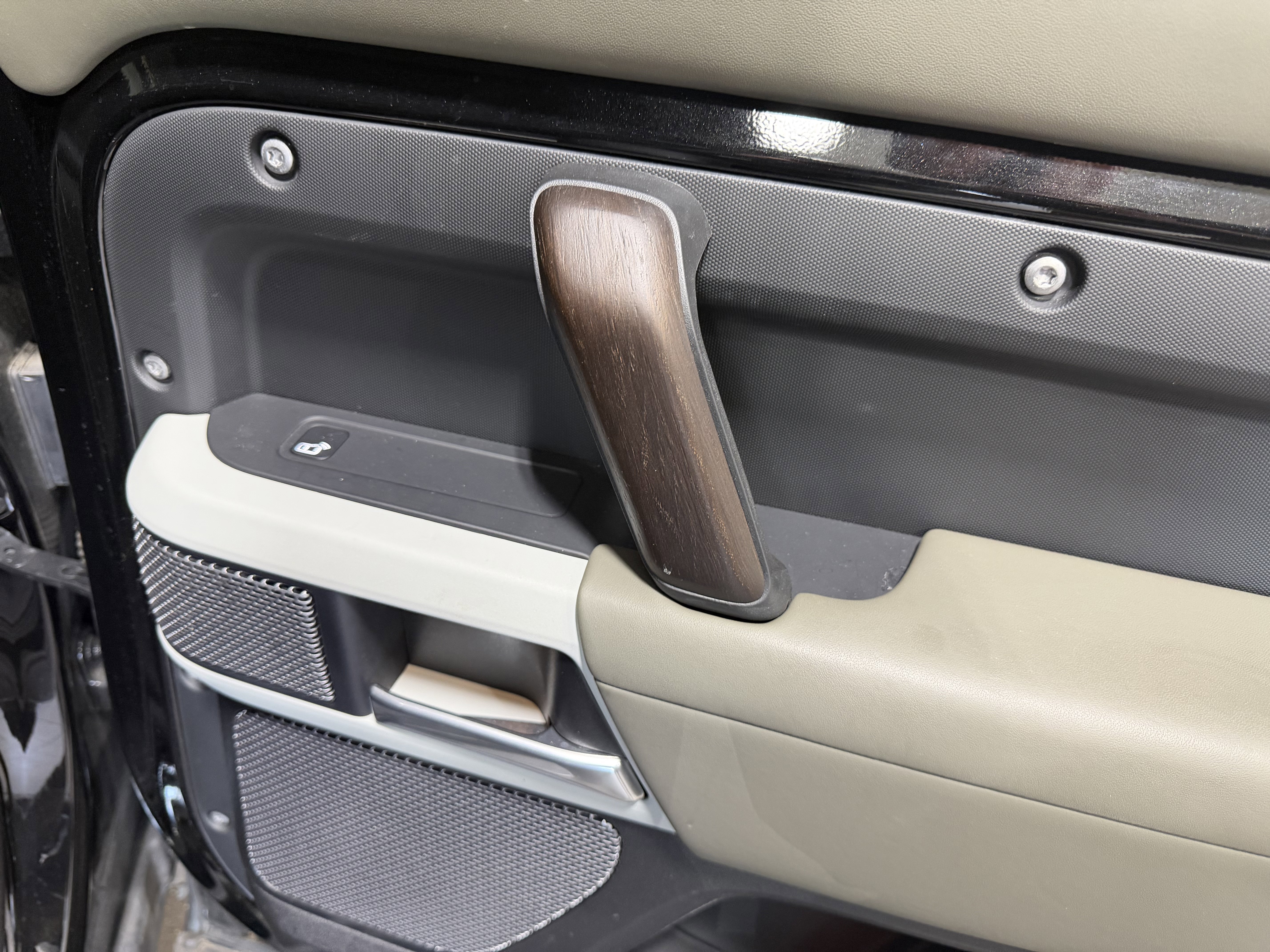 Used 2022 Land Rover Defender 110 X-Dynamic HSE AWD/4WD image 31